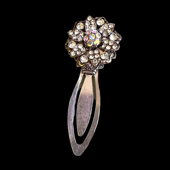 GORGEOUS SILVER SNAP BUTTON BOOK MARKER- COMES WITH CRYSTAL EMBELLISHED SNAP - Picture 2 of 4